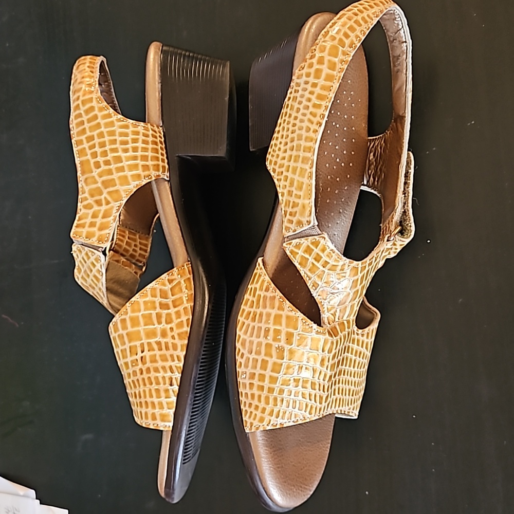 SAS Suntimer Heeled Sandal, tan croc print, size 7 - Picture 9 of 14